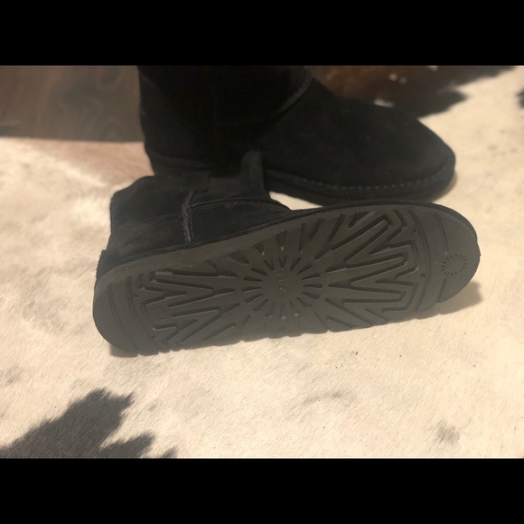 Ugg Mini Classic Bootie - Picture 5 of 7